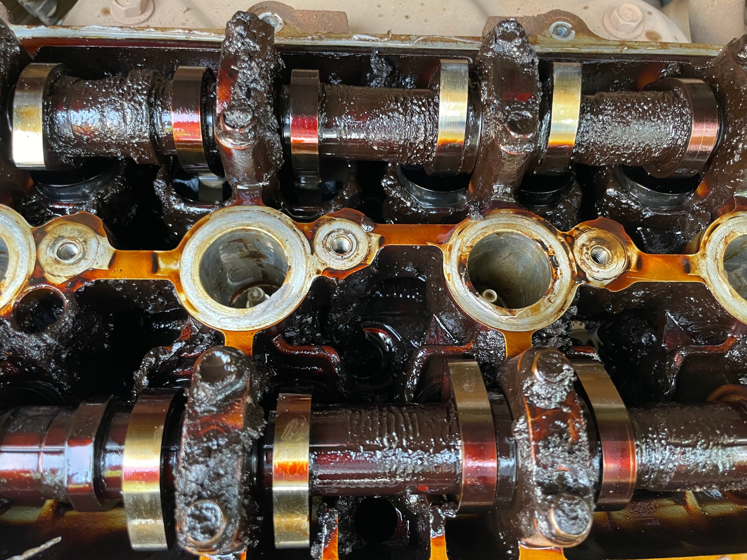 Tips Membersihkan Kerak Oli pada Mesin Mobil